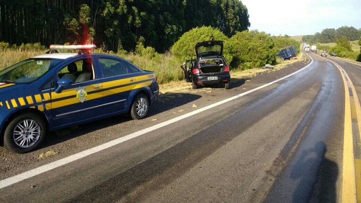 Veículos bateram de frente e pararam no acostamento da rodovia