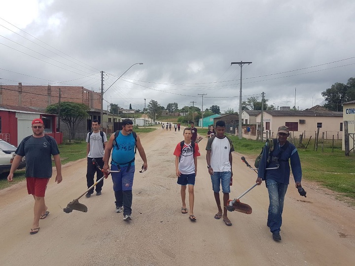 Grupo realizou serviço de capinagem em residências