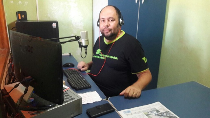 Fabiano Leal é diretor da rádio e também um dos apresentadores