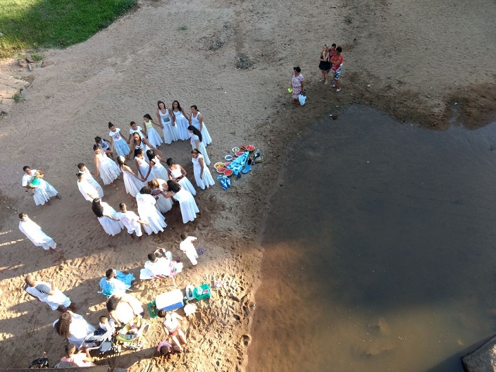 Últimos trabalhos e oferendas foram realizados próximo a água, abaixo da tradicional ponte do Balneário Municipal