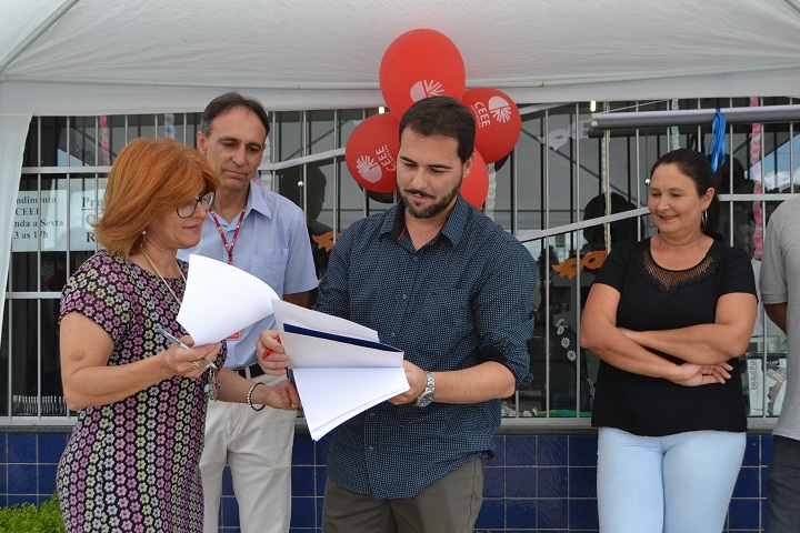 Prefeito em exercício de Candiota, Gil Deison Pereira, assinou a documentação que competia ao Executivo