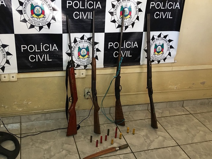 Armas e munições foram apreendidas