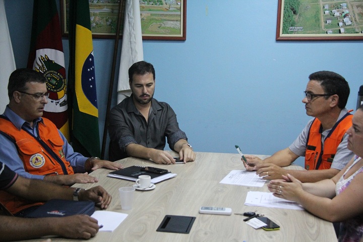 Prefeito em exercício, Gil deison (C) se reuniu com a Defesa Civil