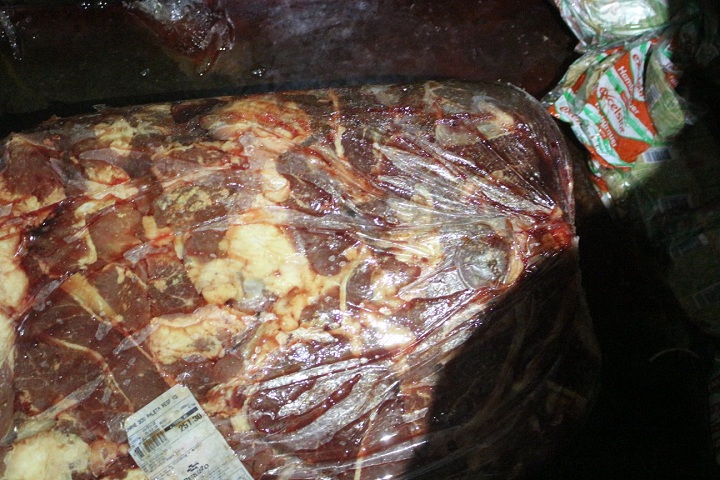 Carne estava acondicionada para descongelamento de forma irregular
