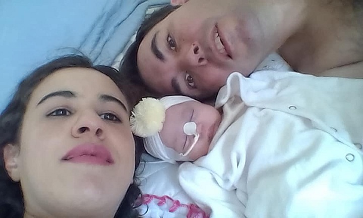 Laurinha já nasceu com a anomalia e necessita de cirurgia. Pais permanecem constantemente ao seu lado no hospital