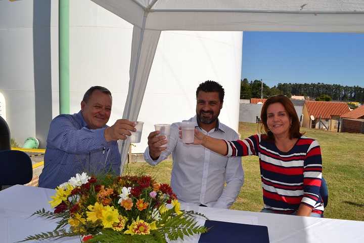 Marcos Figueira, Adriano dos Santos e Andréia Rangel brindaram  com a água produzida pela nova ETA