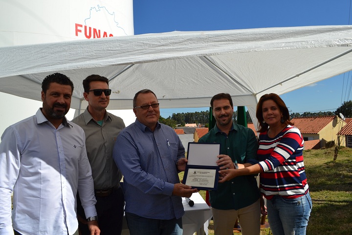 Vice-prefeito Gil Deison Pereira entregou uma placa em agradecimento a UTE Pampa Sul
