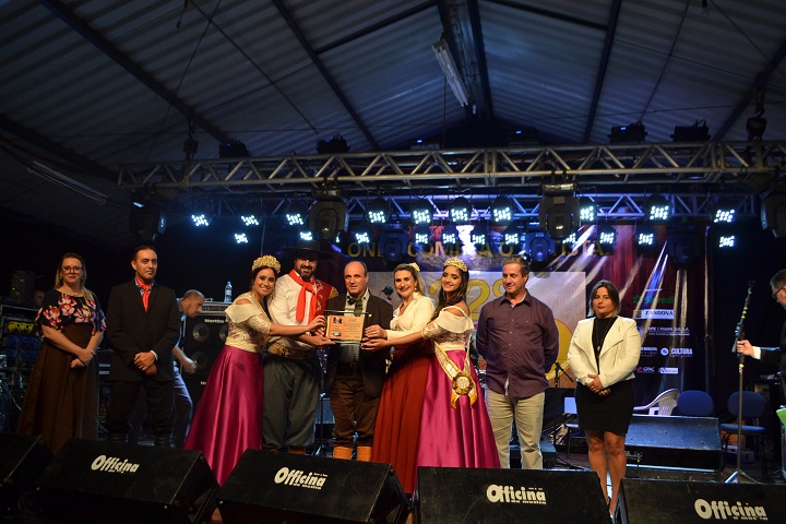 Deputado estadual Zé Nunes recebeu homenagem por ser o autor da lei que reconhece o Canto Moleque como de Relevância Cultural do RS