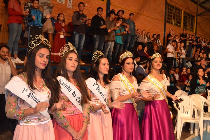 Soberanas do Canto Moleque, acompanhadas das soberanas do Colônia em Festa