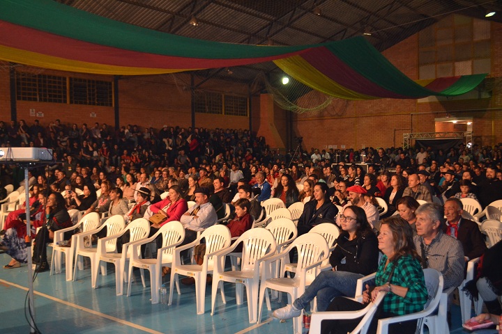 A noite de sábado (24) registrou o maior público. Nas três noites se estimou cerca de 4 mil pessoas