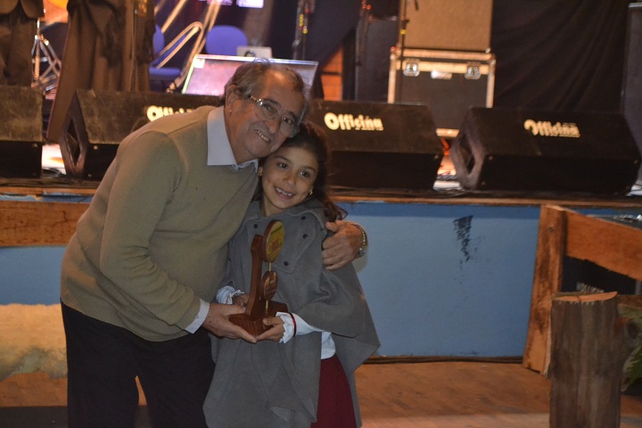 Representante de Candiota, a pequena Joana Pinheiro Costa, recebeu das mãos do poeta, compositor e escritor candiotense Severino Rudes Moreira, o Troféu Destaque