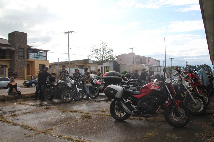 Nem mesmo a chuva impediu a participação dos moto grupos