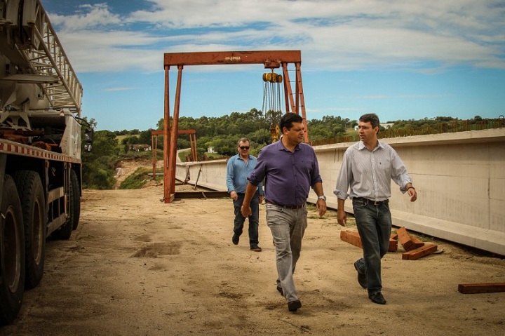 Secretários Fábio Branco e Sandro Oliveira também vistoriaram a obra de construção da nova Ponte do Costa 