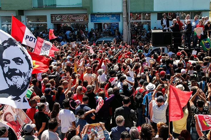 Ex-presidente Lula recebeu manifestações de carinho