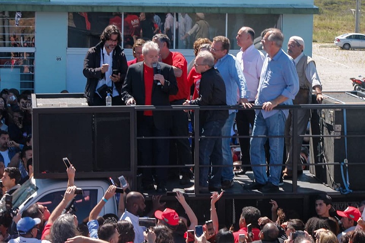 Lula discursa em frente ao prédio central da Unipampa