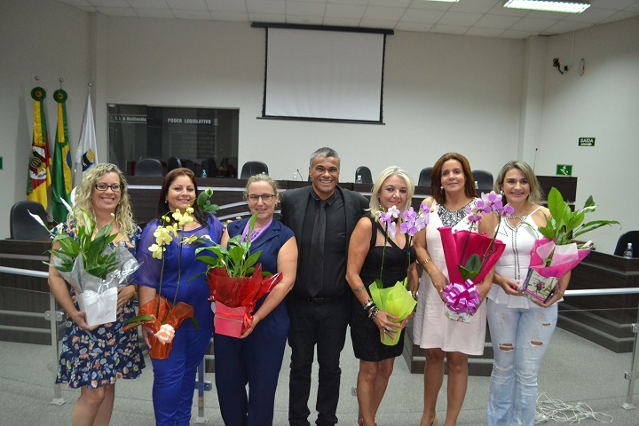Mulheres foram homenageadas com flores. Na foto, Luciane Cruz, Fernanda Santos, Sandra Müller, João Roberto (proponente da sessão), Giselma Pereira, Andréia Rangel e Adriana Langort