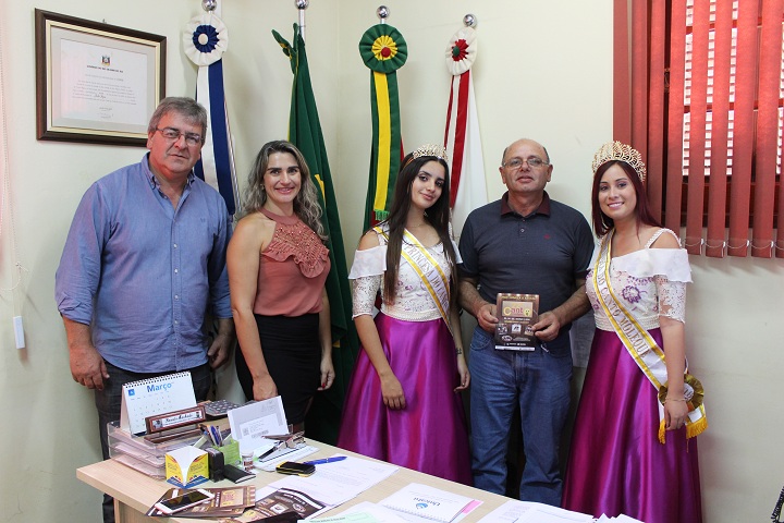 Em Hulha Negra, a comitiva foi recepcionada pelo  prefeito Renato Machado e o vice Igor Canto