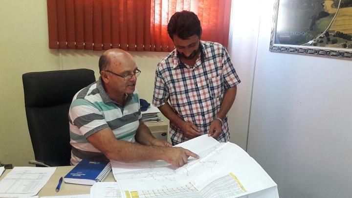 Prefeito Renato Machado e o responsável pelo abastecimento, Moises Abreu, mostraram através da planta como se daria o processo