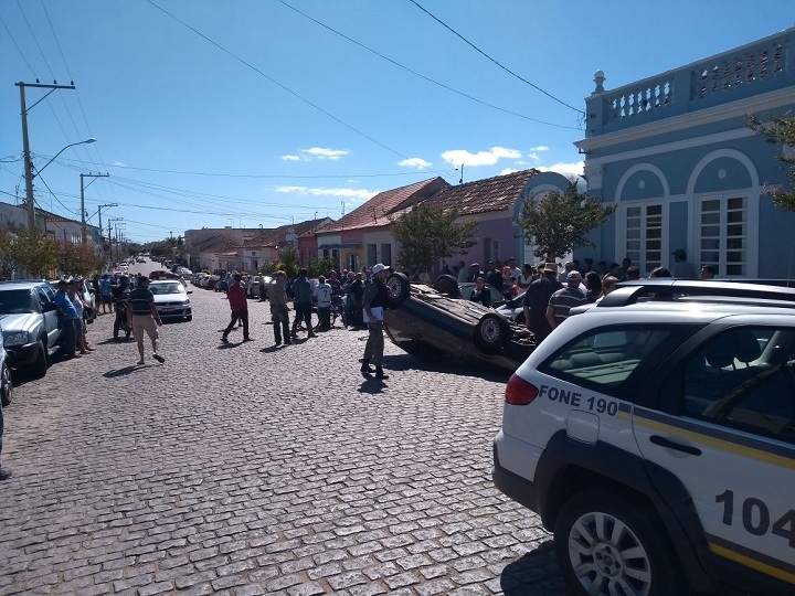 Veículo ficou com as quatro rodas para cima em uma das principais vias da cidade