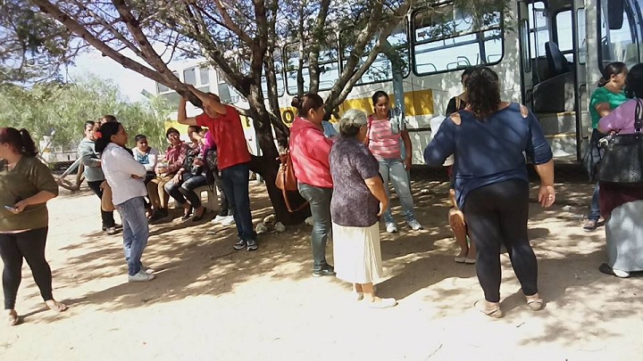 Comunidade fez uma manifestação em frente à escola São João Batista