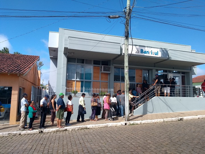 Clientes continuam enfrentando extensa fila para poder sacar dinheiro