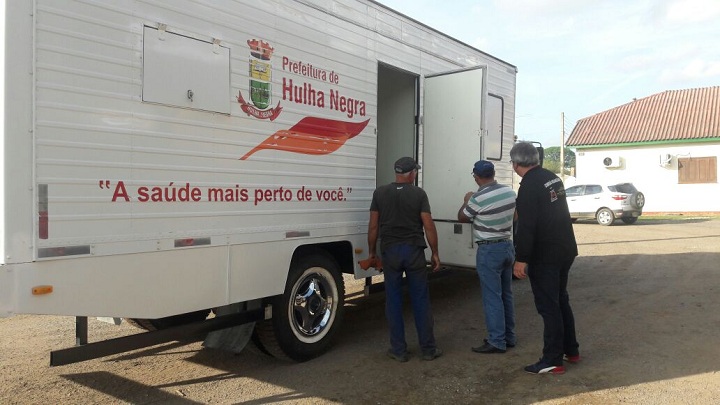 Prefeito Renato Machado e secretário Igor Canto entraram no veículo  para verificar a estrutura após as primeiras manutenções