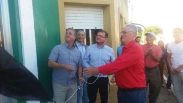 Prefeito, promotor e presidente da Câmara  descerram a placa inaugurativa