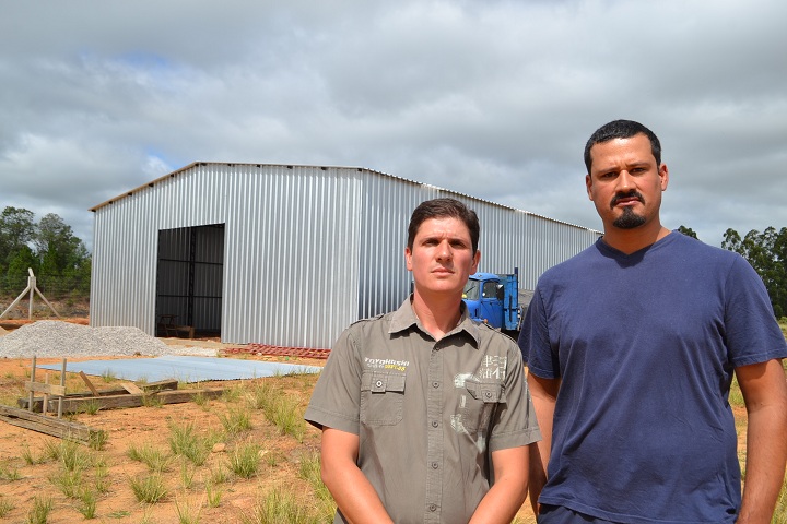 O jovem empresário Fábio Oliveira e o coordenador de produção Igor Duarte, em frente ao pavilhão em construção da nova indústria