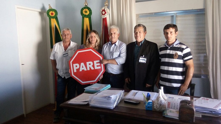 Representantes de Bagé visitaram o prefeito Zé Antônio (C) para negociações