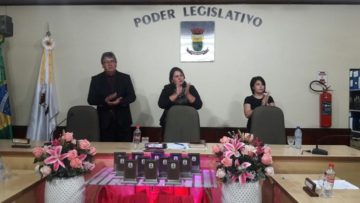 Mesa da sessão especial foi composta pela presidente Elizangela (C),  vice-prefeito Igor Canto e psicóloga Taiane Chibiaque