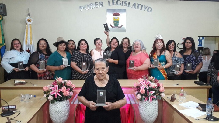 Homenagens as doze mulheres foi indicada pela presidente Elizangela Coitinho (C). Na frente, Vanda Jorge, homenageada pela categoria Religião.