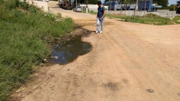 Rua que dá acesso ao prédio do INSS também apresenta dificuldades na trafegabilidade