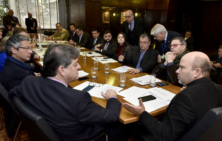 Juliano Rosso (D) pediu vistas do projeto durante reunião da Mesa Diretora da AL