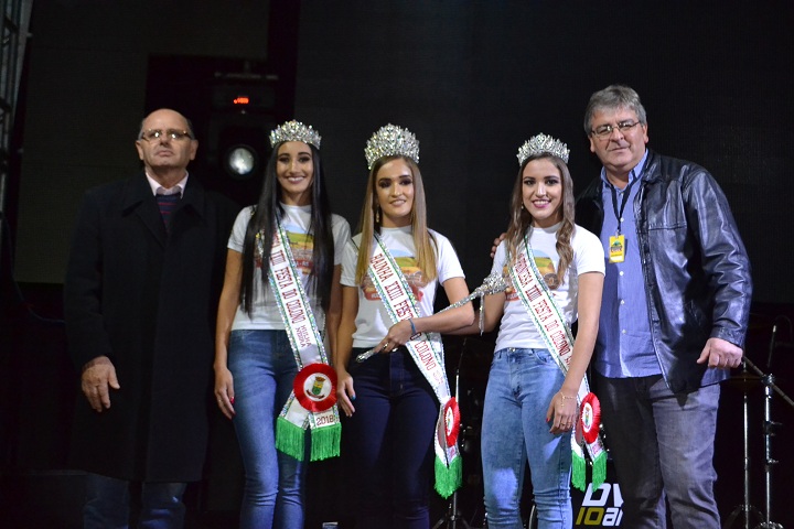 Natasha, Camila e Michele posaram para foto com o prefeito Renato Machado e o vice, Igor Canto