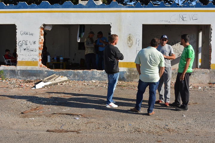 Manifestantes usam o antigo posto da PRF como uma espécie de QG
