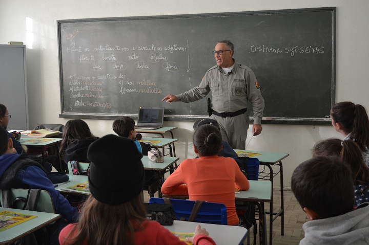 Sargento Seixas apresentando o programa para os alunos do Avelino