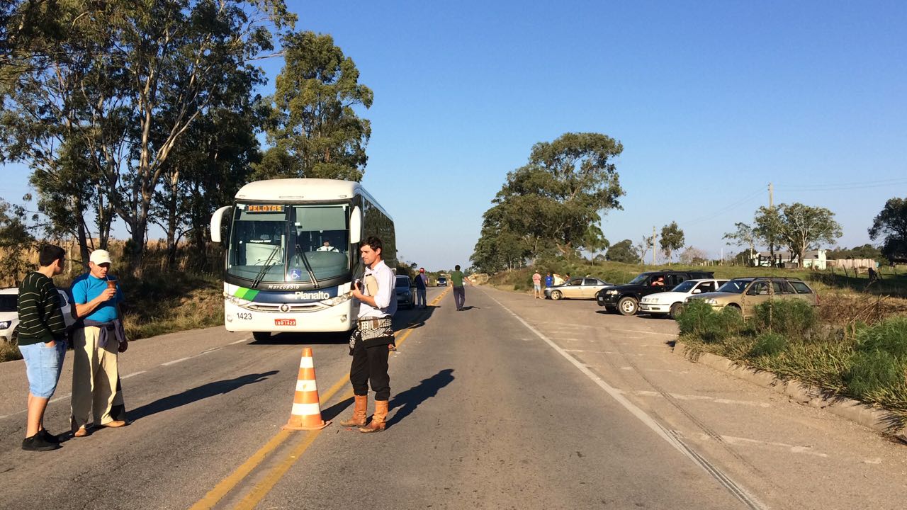 Manifestantes buscam apoio junto aos motoristas, que são liberados em seguida
