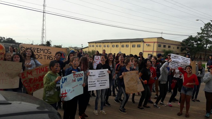 Alunos se aglomeraram inicialmente na via pública em frente a Prefeitura