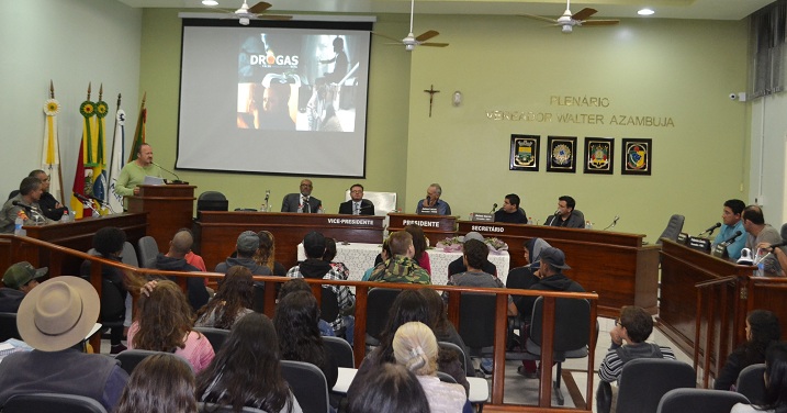 Diversos debatedores deram seus depoimentos e demonstraram experiências exitosas de combate ao uso de drogas