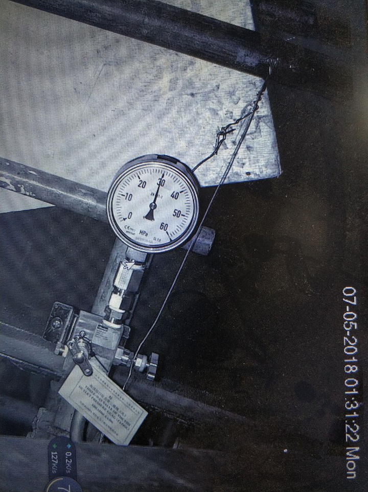 Sistema indicando a pressão máxima atingida na caldeira. A imagem foi  capturada por meio de câmera de monitoramento por questões de segurança,  devido a elevada pressão