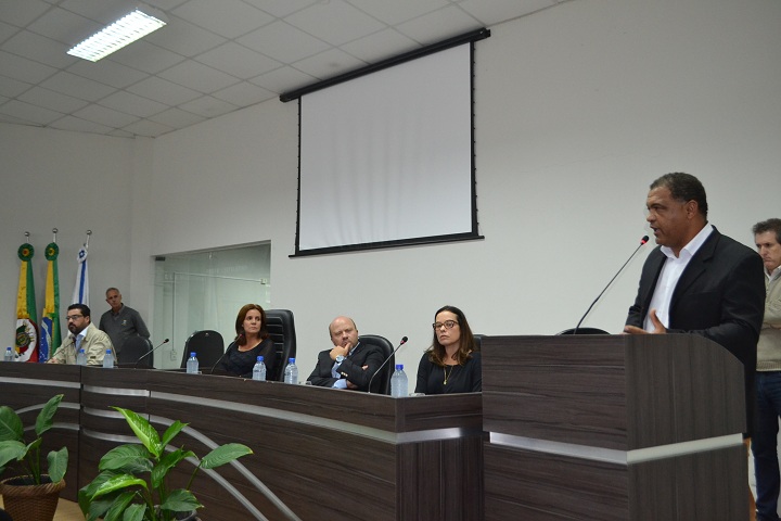 Vereador Guilherme (falando) formulou o convite para a vinda de Marlon ao município
