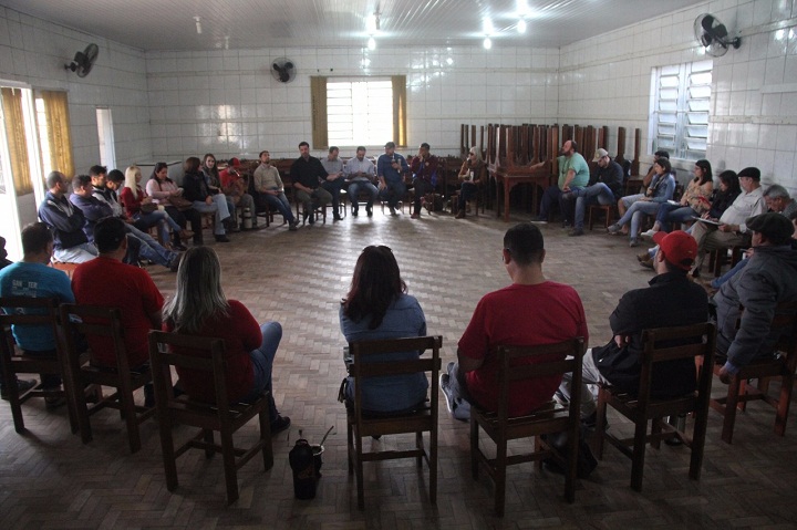 Lideranças sindicais e políticas debatem a mobilização desta tarde