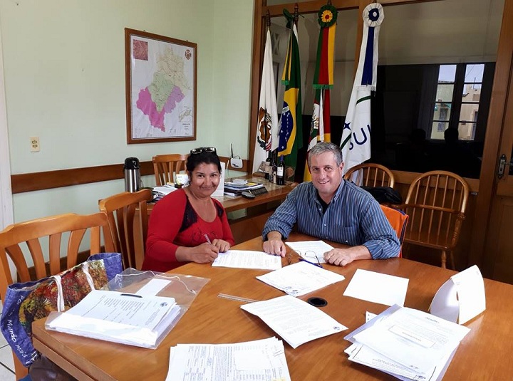 Contrato foi assinado no gabinete do prefeito Bebeto Perdomo