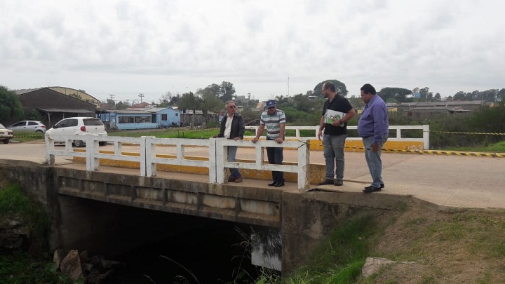 Diretor de Trânsito e prefeito conversaram sobre o início da obra. Secretário Luis Fernando e Hector Bastide também estiveram no local