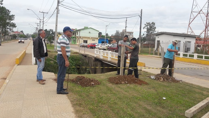 Guard rails estão sendo instalados nas duas pontes. Prefeito acompanhou a colocação dos primeiros postes de cimento.