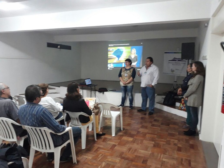 Formação das agroindústrias e produtos ofertados foram pontos apresentados durante a reunião com os gestores escolares