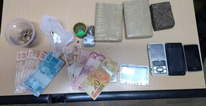 900g de maconha, cocaína, dinheiro, entre outras coisas foram apreendidos com os acusados