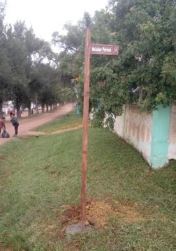 Cada placa contém identificação das ruas do cruzamento