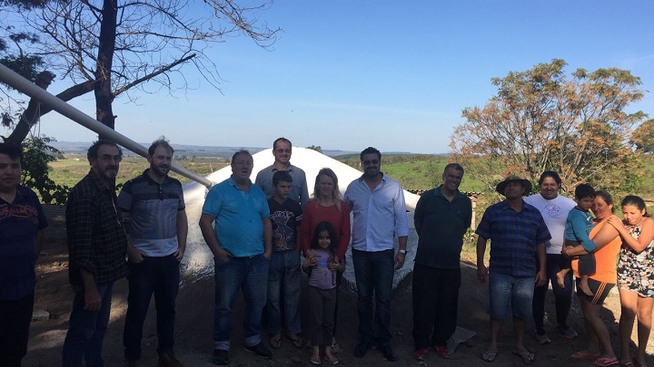 Prefeito, acompanhado de autoridades municipais, visitou a primeira propriedade que recebeu o equipamento