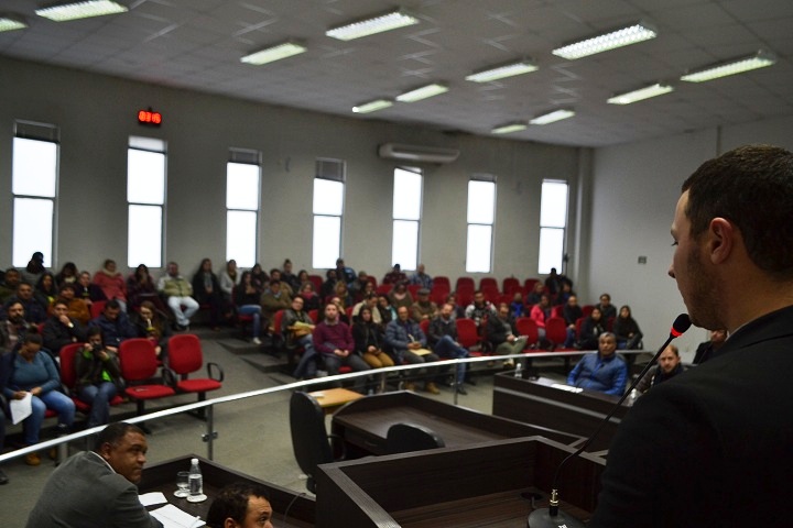 Com uma Câmara lotada, o vereador Fabrício Moraes, o Bibi (MDB), usou a tribuna para se pronunciar em relação ao áudio vazado em que ele conversa com a vereadora e presidente da Câmara, Andréia Rangel, em tese, sobre o projeto de lei que regulamenta uma espécie de 13º para os vereadores